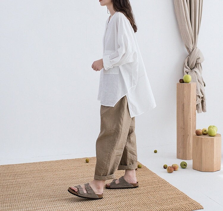 Side view of the VITUAN oversized linen shirt